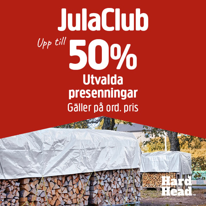 En reklamaffisch visar vedstaplar täckta av presenningar. Texten lyder: ”Upp till 50 % rabatt på utvalda presenningar för dig som är JulaClub-medlem. Gäller ordinarie pris.” Hard Head-logotypen syns i hörnet.