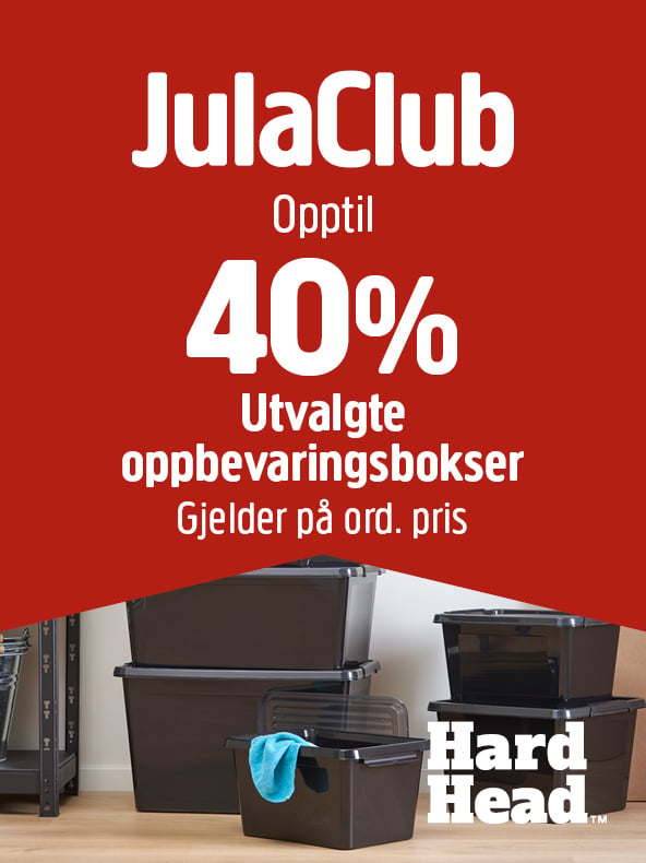 Stablede svarte oppbevaringsbokser på et tregulv. Teksten lyder: JulaClub Opptil 40 % på utvalgte oppbevaringsbokser. Gjelder på ordinær pris. Hard Head-logo nederst til høyre.